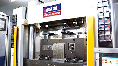 Plastic packaging equipment